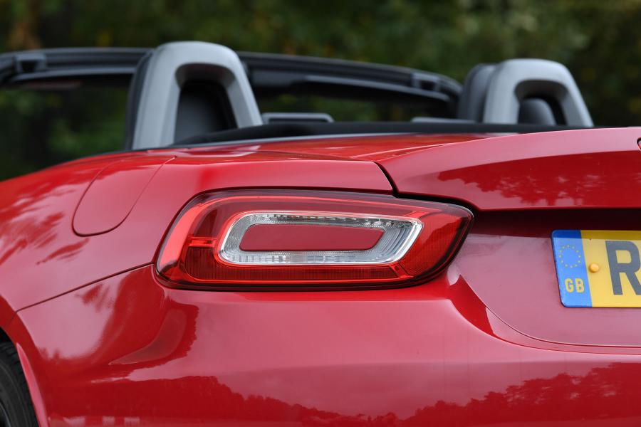 Детали экстерьера Abarth 124 Spider (348) 2016 года  (UK) (фото 22 из 24)